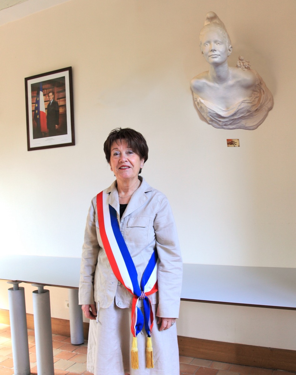 La maire avec la Marianne à la mairie